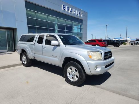 Used 2006 Toyota Tacoma PreRunner image 3