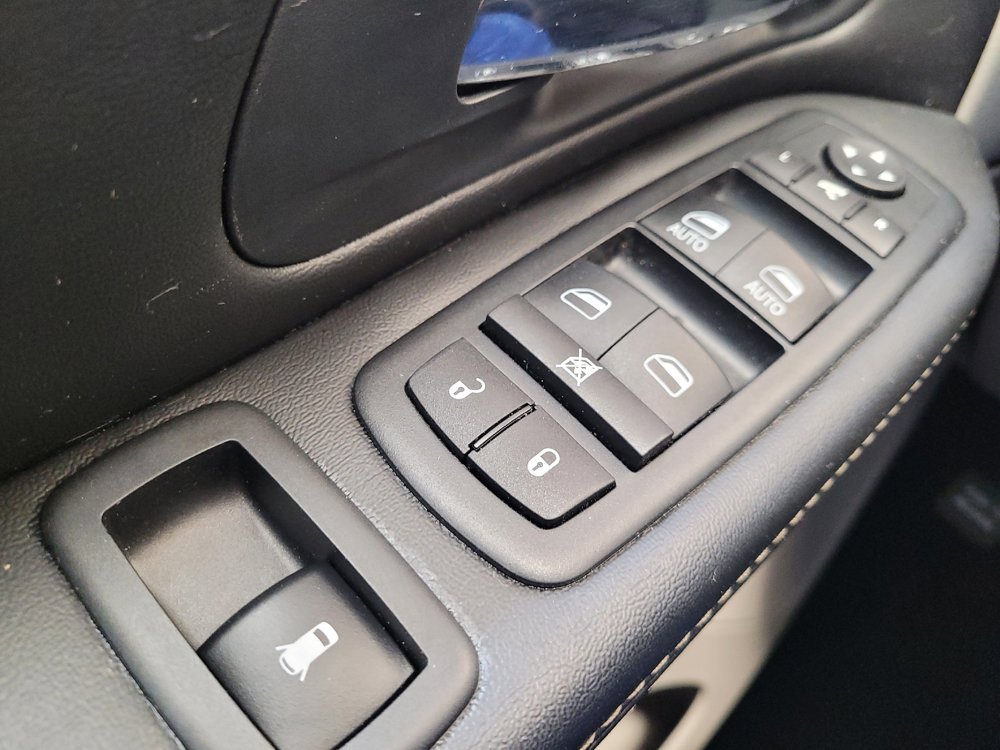 Used 2014 Chrysler Town & Country Limited w/ Luxury Group FWD image 27