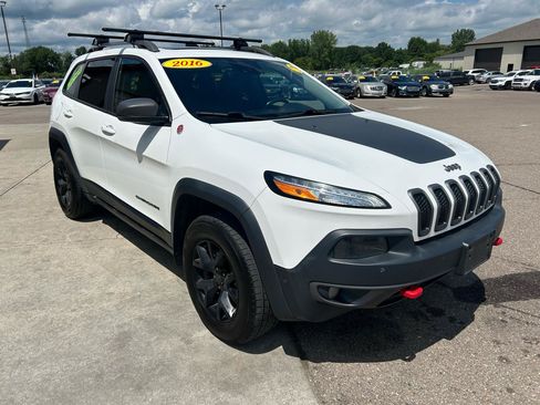 Used 2016 Jeep Cherokee Trailhawk w/ Leather Interior Group AWD/4WD image 3