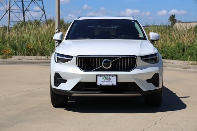 Used 2025 Volvo XC40 B5 Core w/ Climate Package AWD/4WD image 2