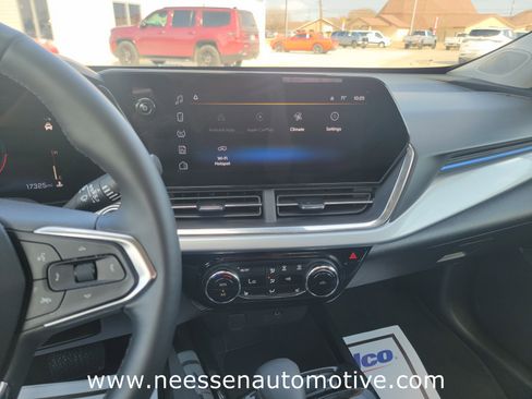 Used 2025 Chevrolet Trax LT w/ LT Convenience Package image 21