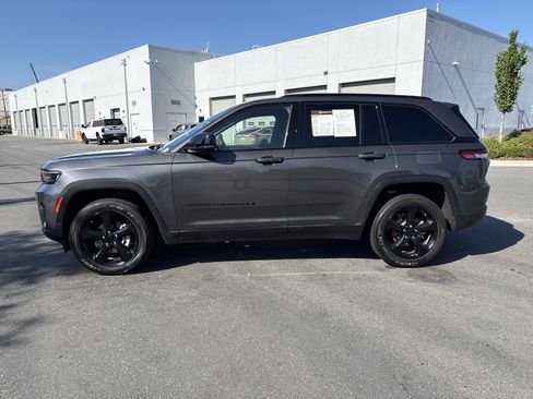 Used 2023 Jeep Grand Cherokee Altitude AWD/4WD image 6