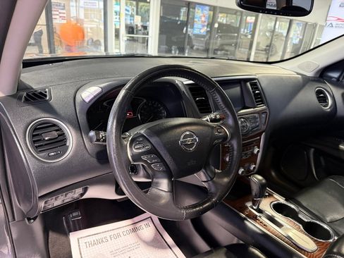 Used 2020 Nissan Pathfinder Platinum image 30