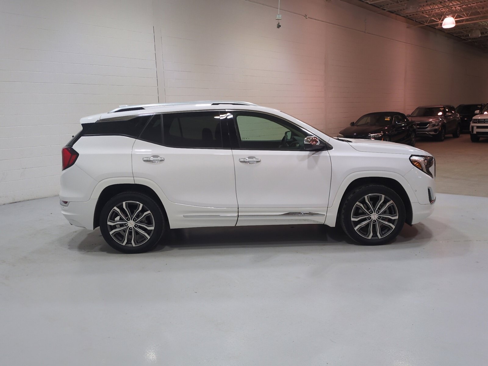 Used 2020 GMC Terrain Denali w/ Denali Premium Package AWD/4WD image 2