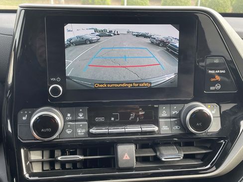 Used 2023 Toyota Highlander XLE image 31