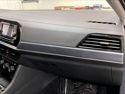 Used 2024 Volkswagen Jetta SE FWD image 18