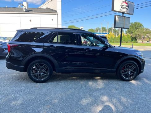 Used 2025 Ford Explorer ST-Line w/ ST-Line Street Pack AWD/4WD image 3