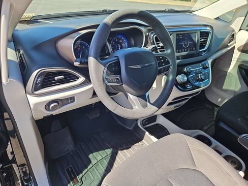 Used 2018 Chrysler Pacifica L FWD image 13
