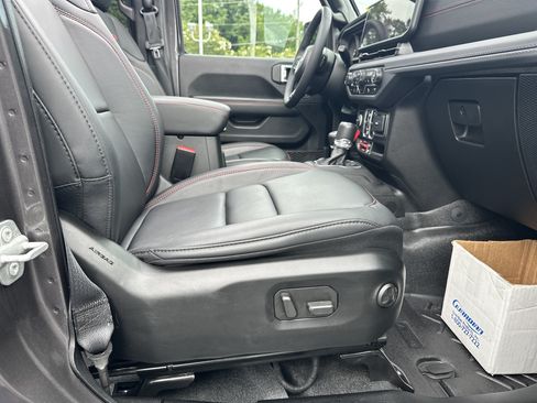Used 2025 Jeep Wrangler Unlimited Rubicon AWD/4WD image 17