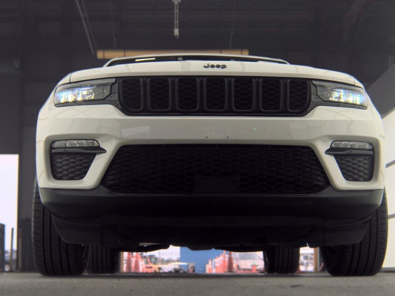 Used 2023 Jeep Grand Cherokee Limited w/ Black Appearance Package AWD/4WD image 2
