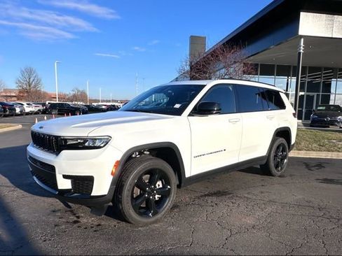Used 2023 Jeep Grand Cherokee L Laredo image 3
