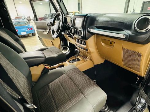 Used 2012 Jeep Wrangler Unlimited Sahara w/ Max Tow Pkg image 14