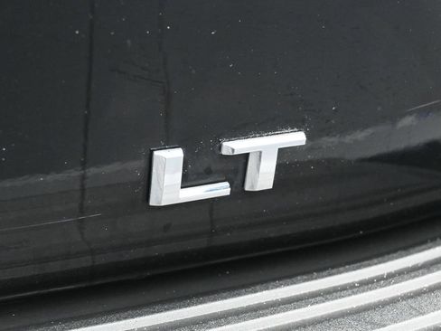 Used 2024 Chevrolet Suburban LT RWD image 38