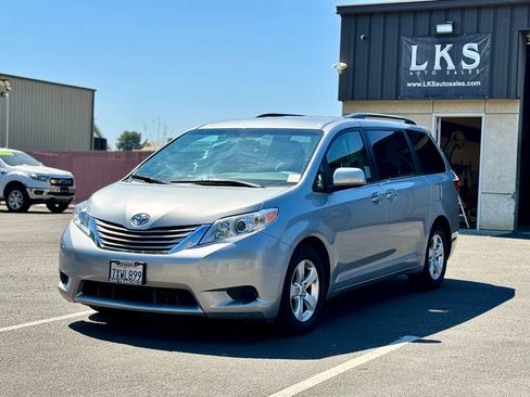 Used 2017 Toyota Sienna LE image 3