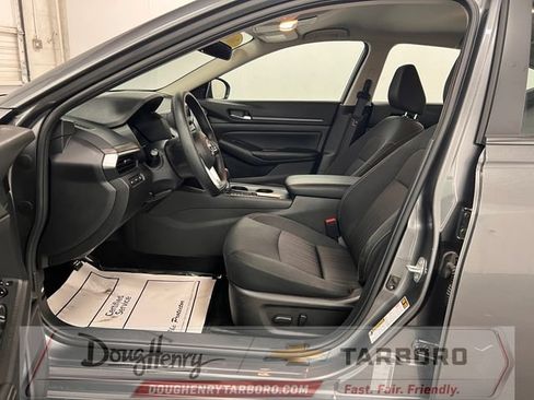 Used 2025 Nissan Altima 2.5 SV FWD image 31
