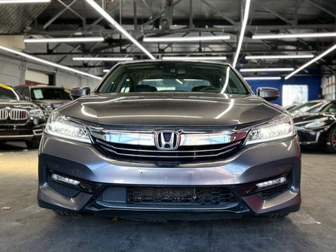 Used 2017 Honda Accord Touring image 2