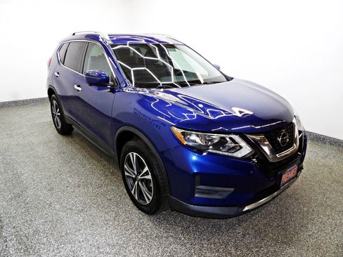 Used 2019 Nissan Rogue SV w/ Premium Package image 3