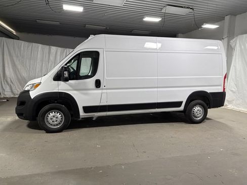 Used 2024 RAM ProMaster 2500 w/ Convenience Group FWD image 4