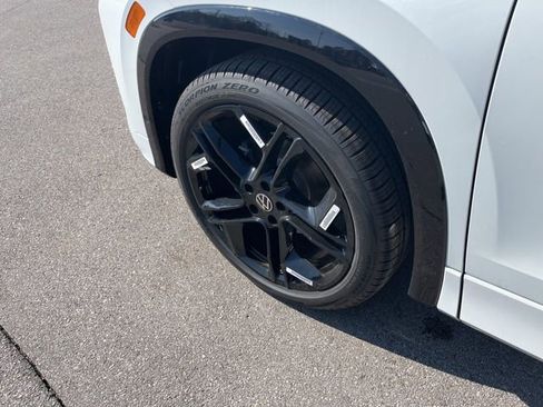 New 2026 Volkswagen Tiguan SE R-Line FWD image 5
