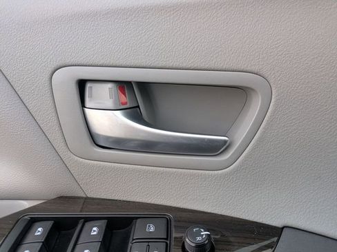 Used 2018 Toyota Sienna XLE Premium image 11