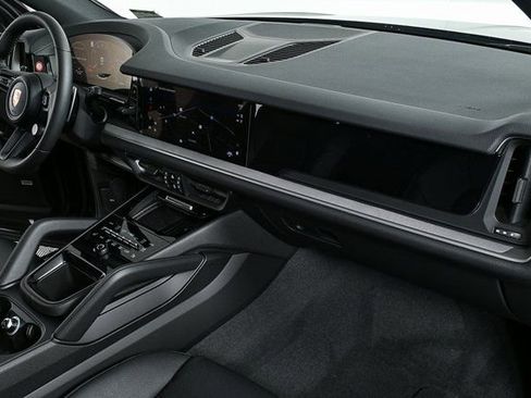 Certified 2025 Porsche Cayenne image 22