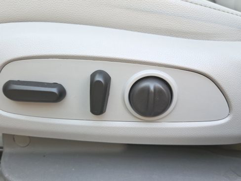 Used 2023 GMC Acadia SLT image 16