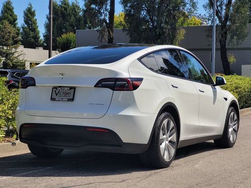 Used 2024 Tesla Model Y Long Range AWD/4WD image 4