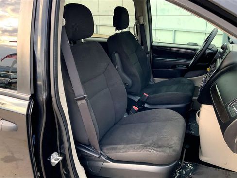 Used 2020 Dodge Grand Caravan SE w/ UConnect Hands-Free Group image 9