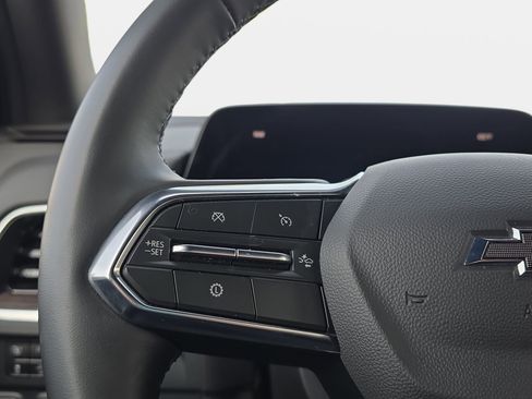 Used 2025 Chevrolet Suburban Z71 image 17