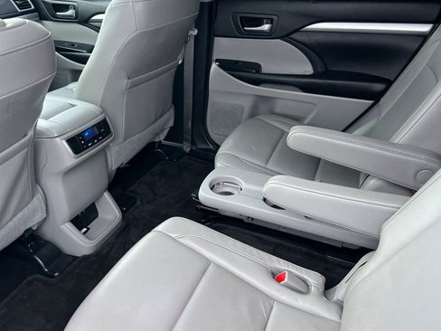 Used 2018 Toyota Highlander XLE image 9