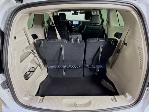 Used 2023 Chrysler Pacifica Touring-L FWD image 33
