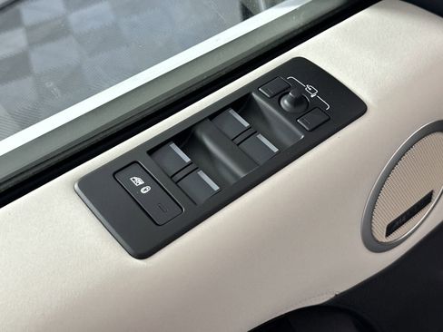 Used 2025 Land Rover Discovery S image 9