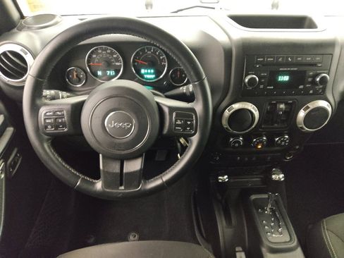Used 2017 Jeep Wrangler Unlimited Sahara w/ Connectivity Group AWD/4WD image 22