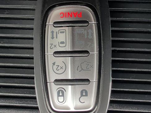 Used 2018 Chrysler Pacifica Limited FWD image 19