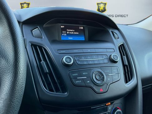 Used 2018 Ford Focus SE w/ SE Appearance Package image 14