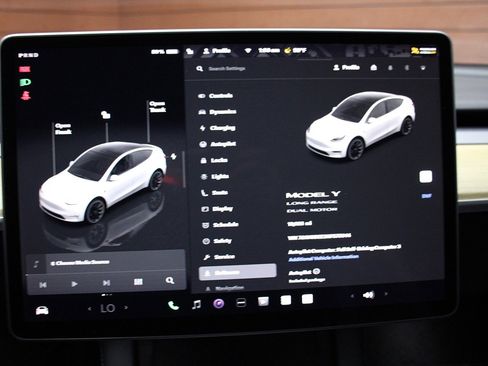 Used 2022 Tesla Model Y Long Range image 22