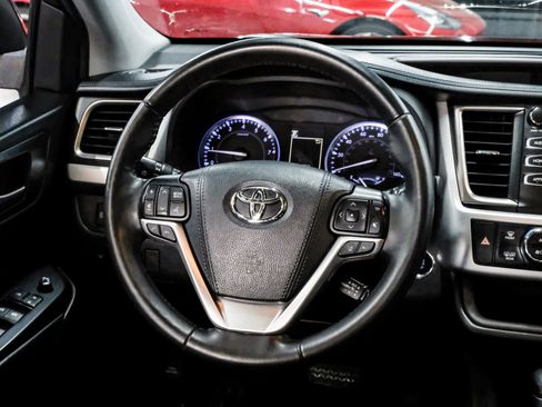 Used 2019 Toyota Highlander XLE image 23