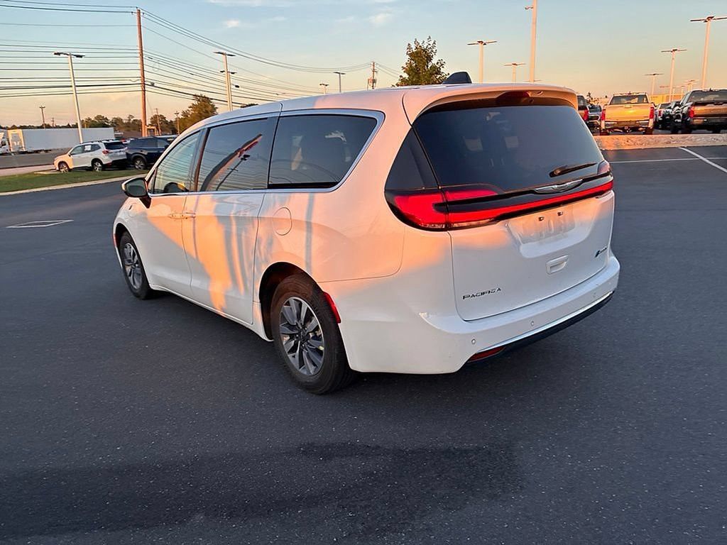 Used 2023 Chrysler Pacifica Touring-L FWD image 14