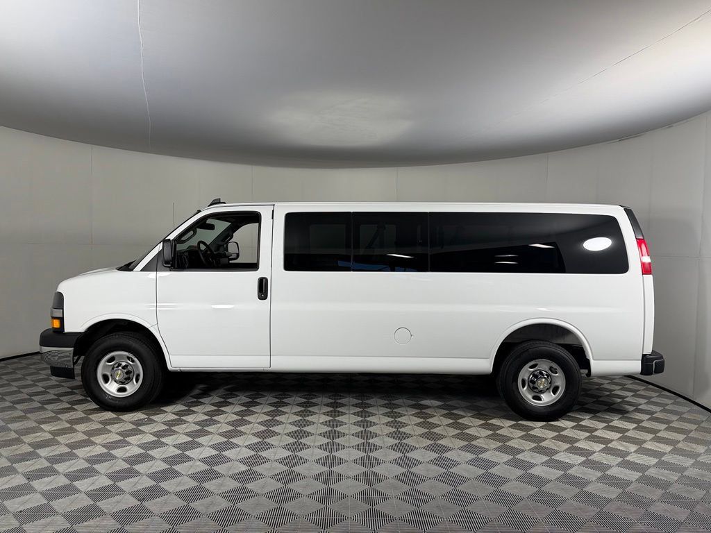 Used 2025 Chevrolet Express 3500 LT w/ LT Preferred Equipment Group RWD image 9