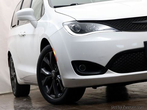 Used 2020 Chrysler Pacifica Touring w/ S Appearance Package FWD image 4