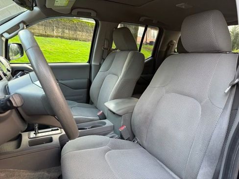 Used 2016 Nissan Frontier SV image 6