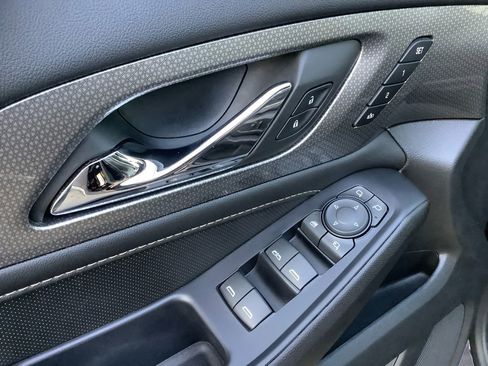 Used 2022 Chevrolet Traverse Premier FWD image 11