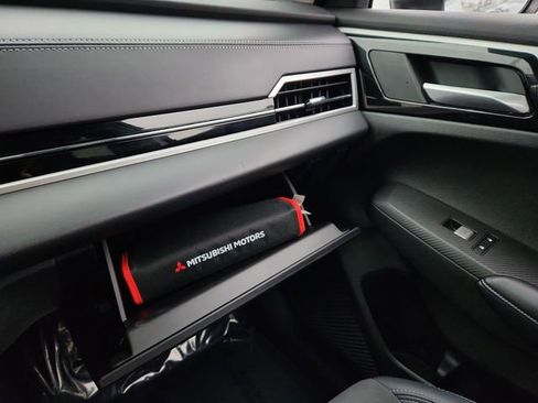 Used 2023 Mitsubishi Outlander SE image 46