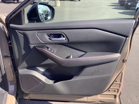 Used 2025 Nissan Rogue SV image 37