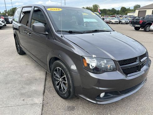 Used 2018 Dodge Grand Caravan SE FWD image 3