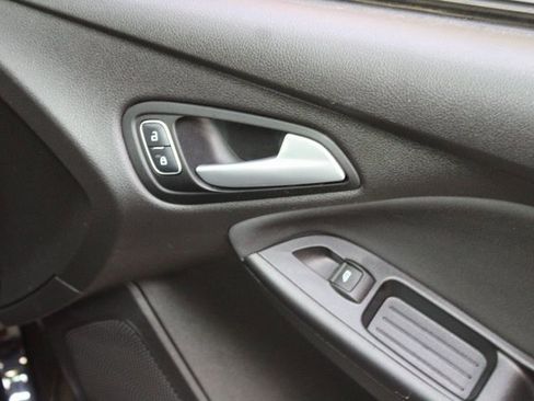 Used 2017 Ford Focus SE image 9