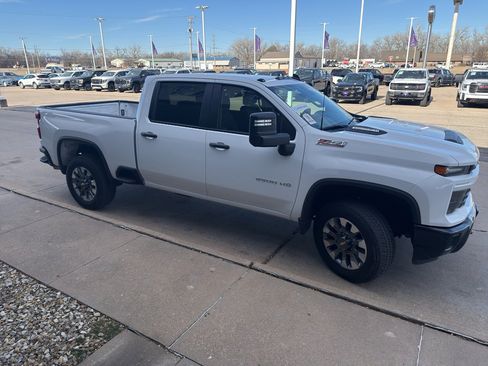 Used 2024 Chevrolet Silverado 2500 Custom w/ Custom Value Package image 4