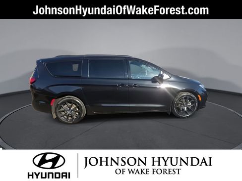 Used 2022 Chrysler Pacifica Limited w/ S Appearance Package image 9
