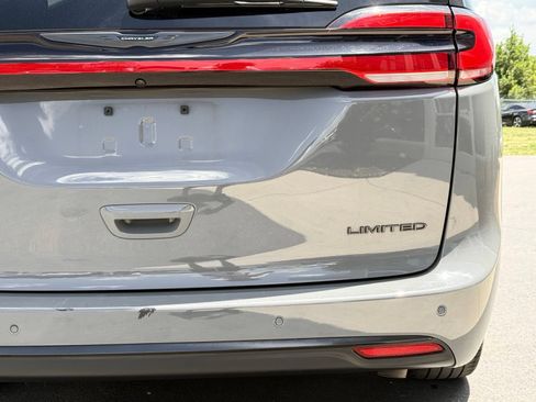 Used 2025 Chrysler Pacifica Limited FWD image 11
