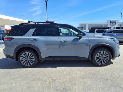 Used 2024 Nissan Pathfinder SL w/ SL Premium Package image 8